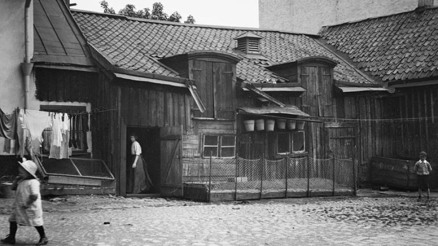 Vår gård någon gång 1885-1918. Foto: Kasper Sahlin.                                      Bilden tillhör Stockholms Stadsmuseum.               